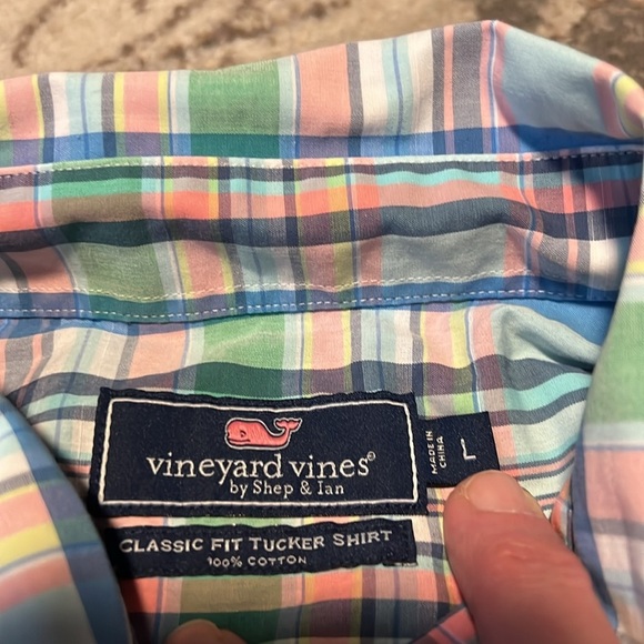 Vineyard vines classic fit tucker shirt large. Like new. Button front. - Picture 3 of 3